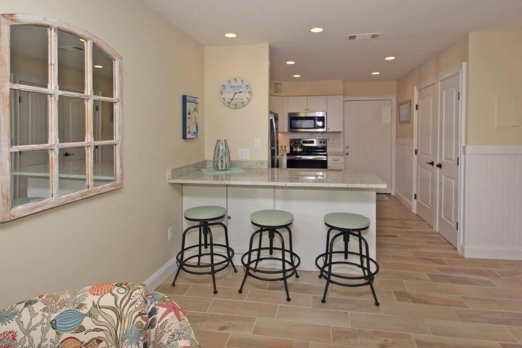 Cute 2 Bedroom, 2 Bath Condo At Folly Field Beach Hilton Head Island Exterior foto